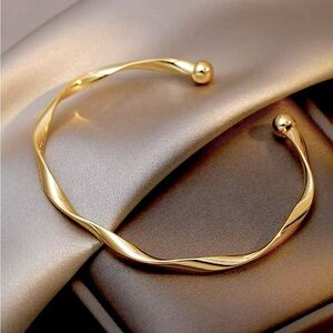 Gold Twisted Metal cuff bracelet NEW 🏷️